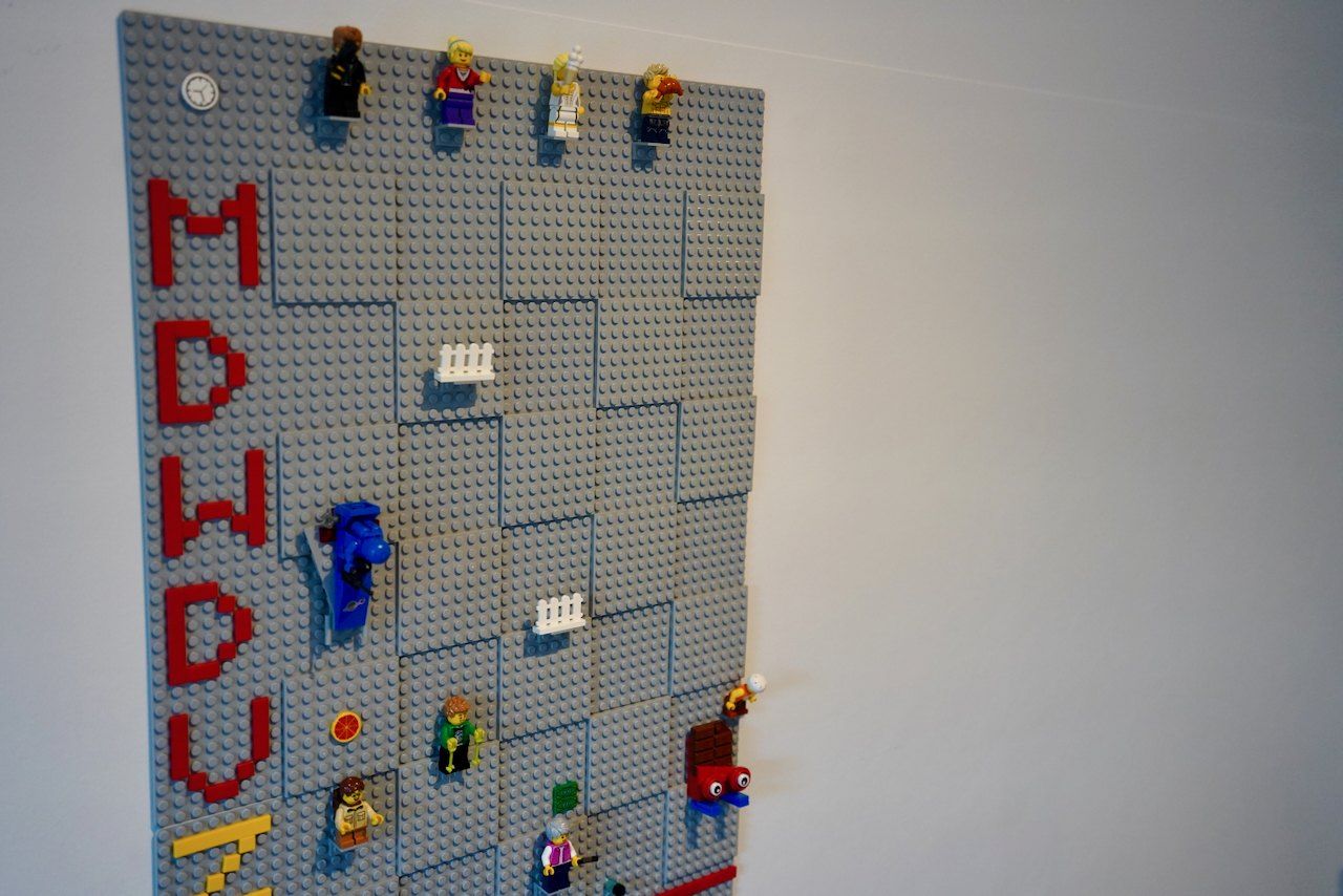 The board seen from the side, with the brick letters for the days and the builds in each column.