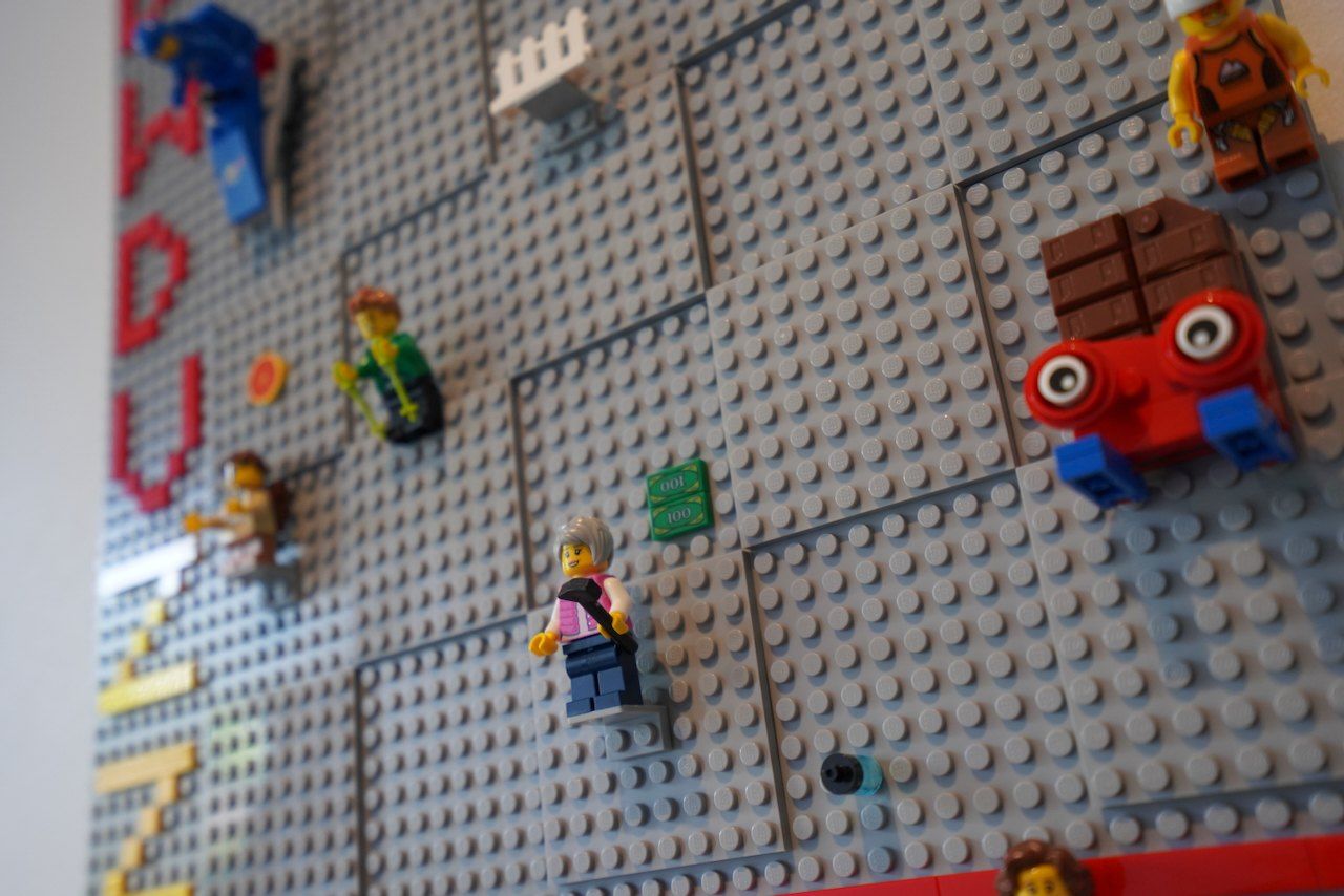Close-up of the board: minifigures, a skier and a chocolate bar built on the days.
