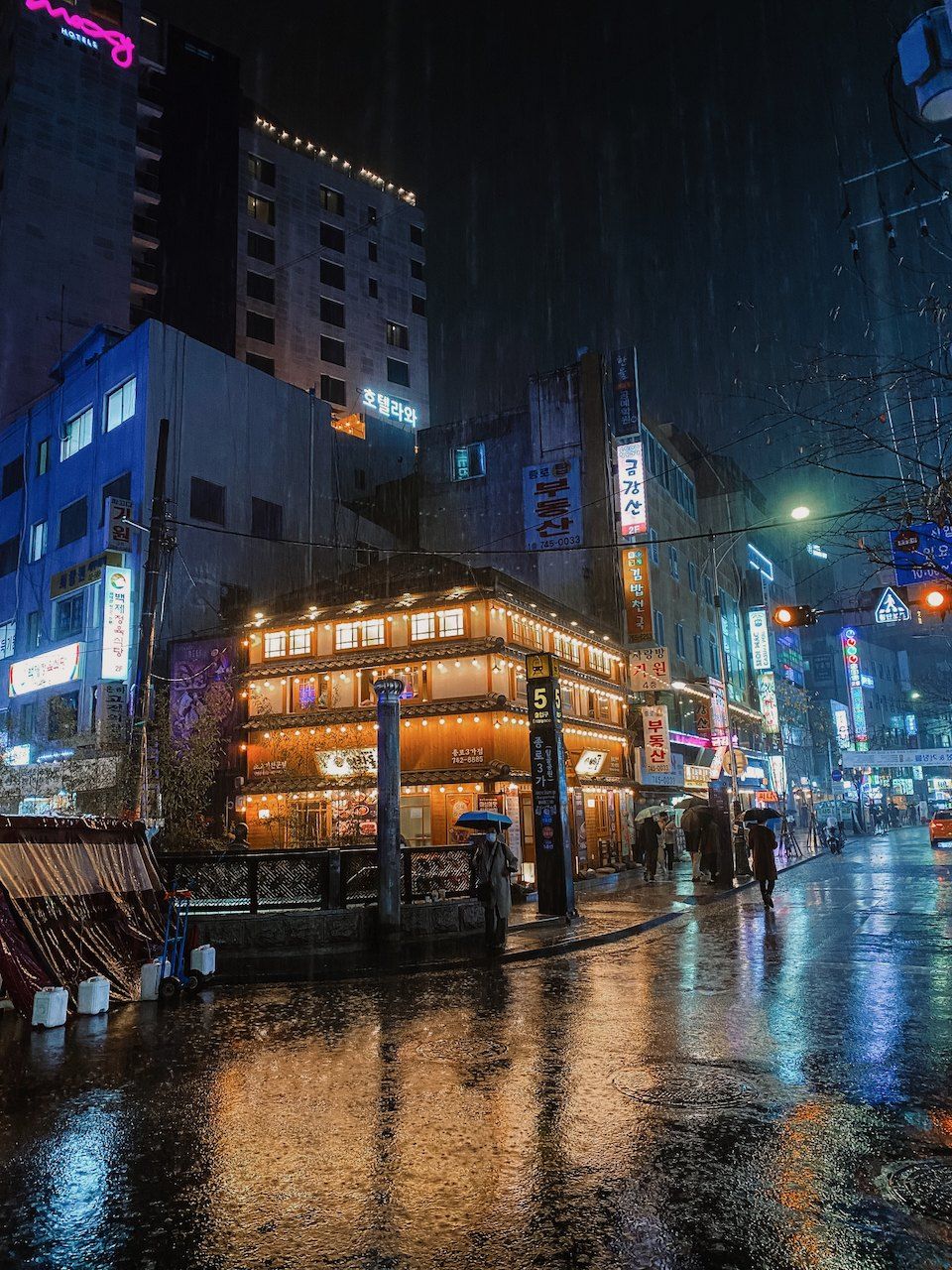 A rainy night street in Seoul